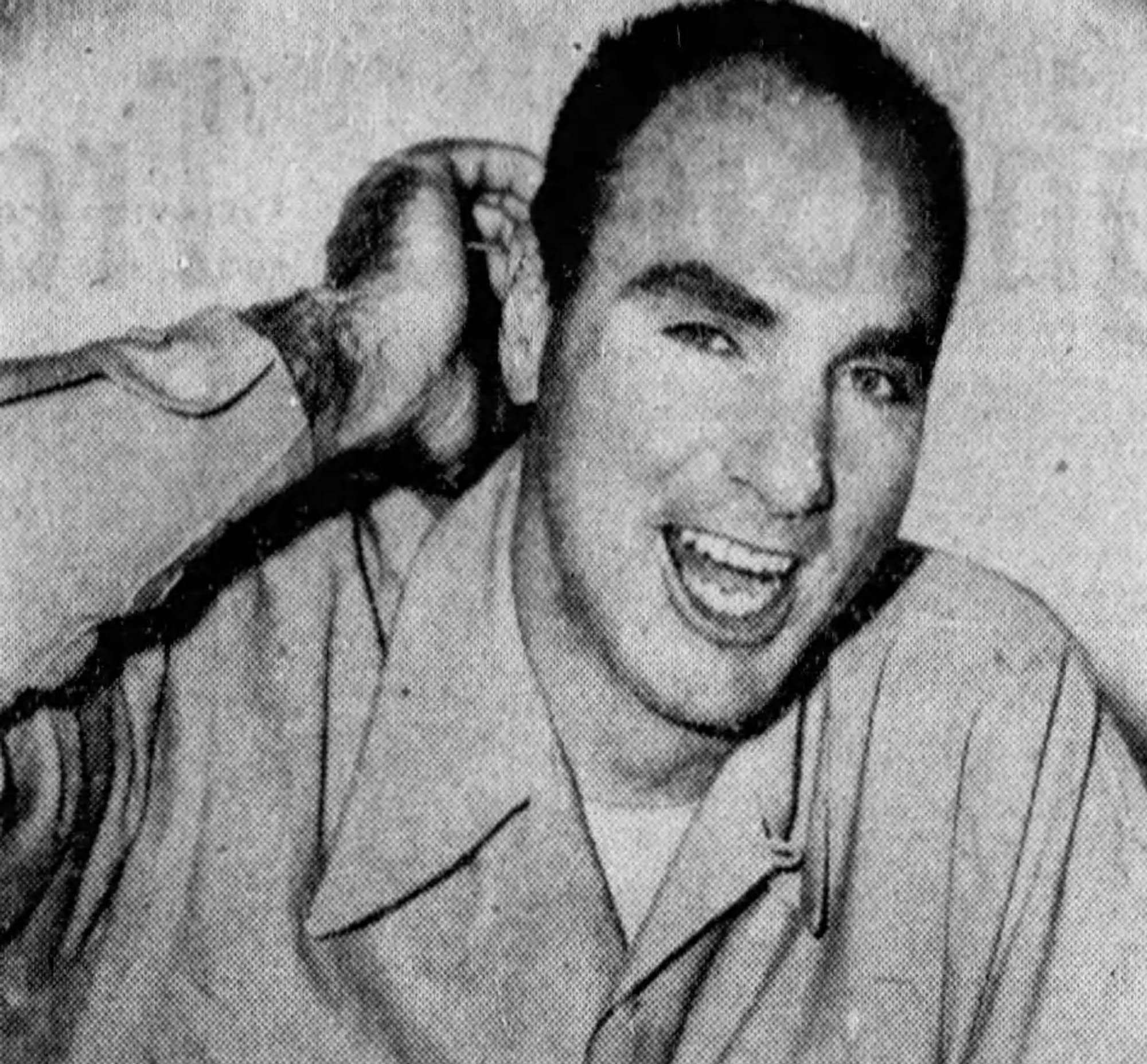 Alex Hannum tout sourire, il annonce qu'il rempile pour une saison de plus à St.Louis. Malheureusement pour lui, Ben Kerner en a décidé autrement.   source : The Los Angeles Time (1958)