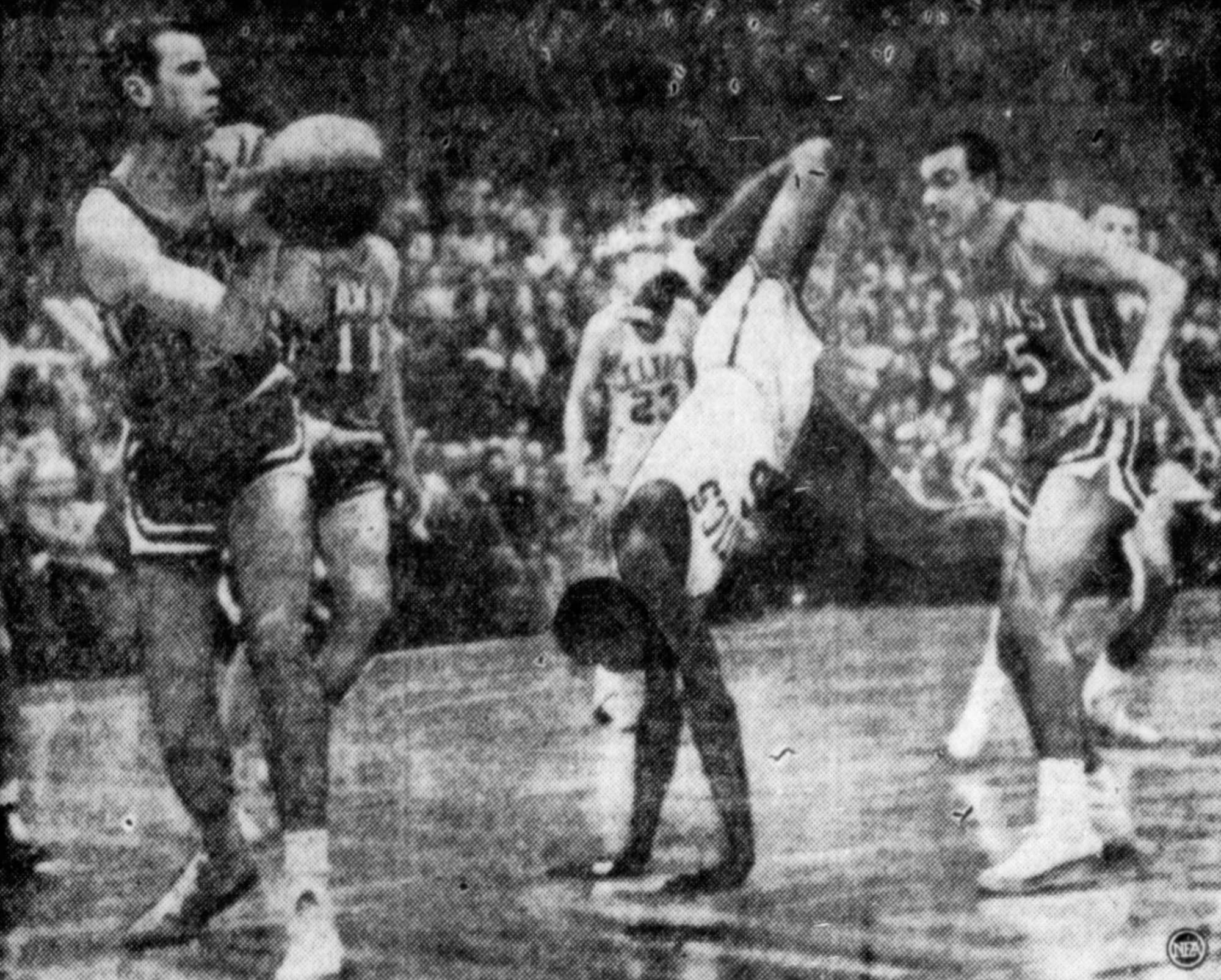 Bill Russell en plein numéro d'équilibriste sous les yeux de ses adversaires, Bob Pettit et Ed Macauley. source : The Telegraph Journal ( 12 Nov 1957)