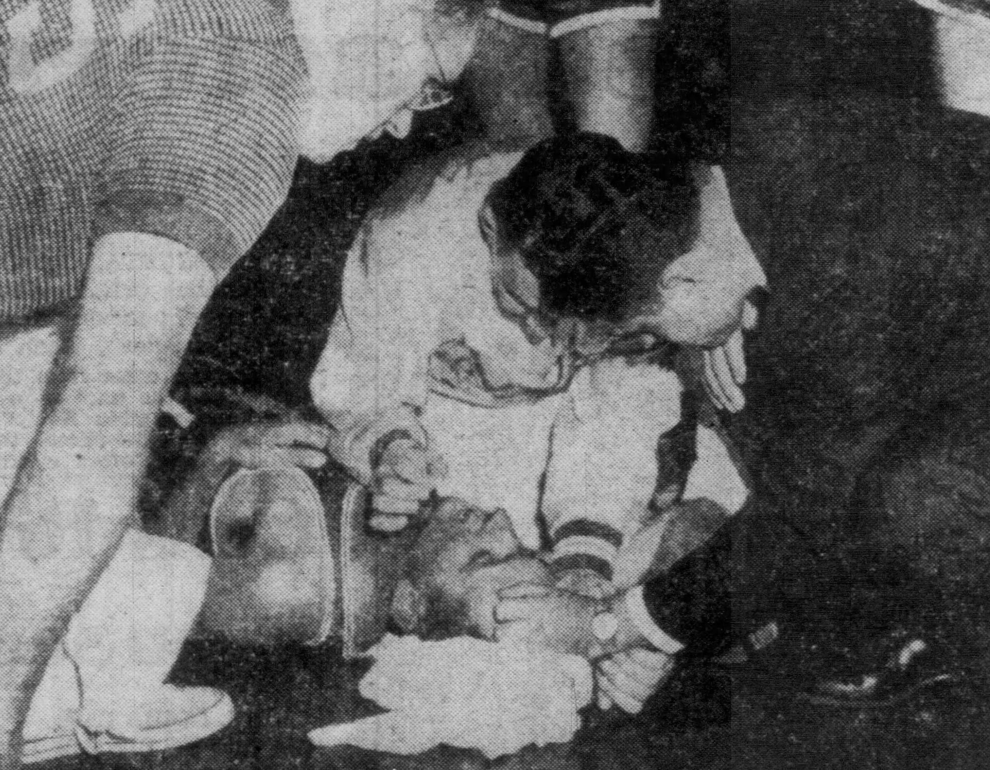 Bob Cousy au sol, mais Bob Cousy héroïque dans ce match qu'il remporte en sortant de sa zone de confort pour surprendre les Hawks. source : Portland Press Herald