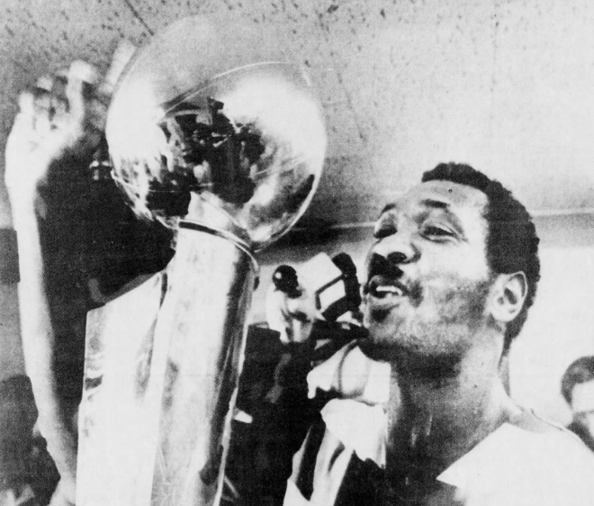 Enfin, Elvin Hayes savoure, il est champion.