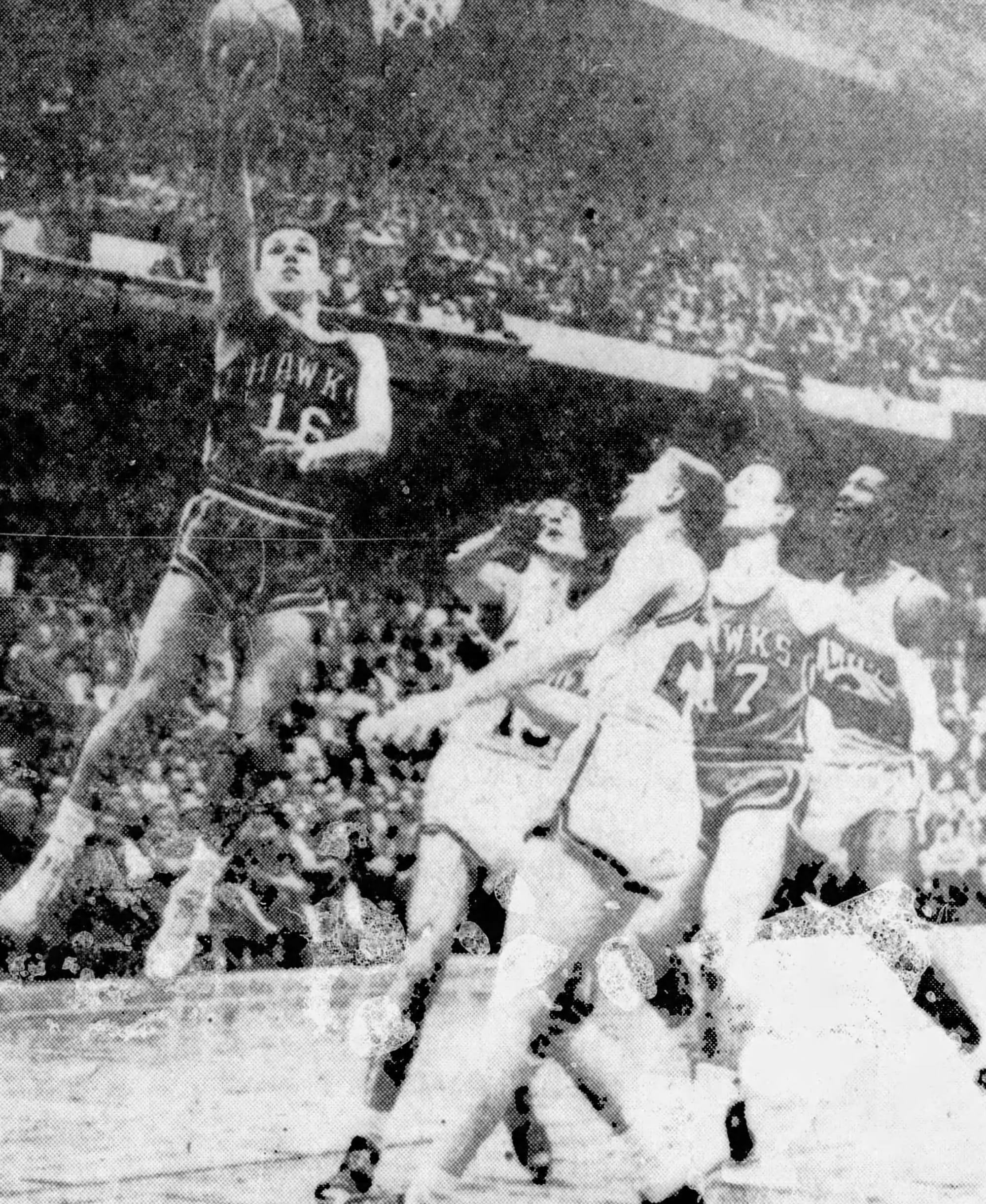 Cliff Hagan s'envole mais il est bien seul dans ce match qui voit les Celtics s'imposer bien qu'il ait inscrit 37 points. source : Houston Post 