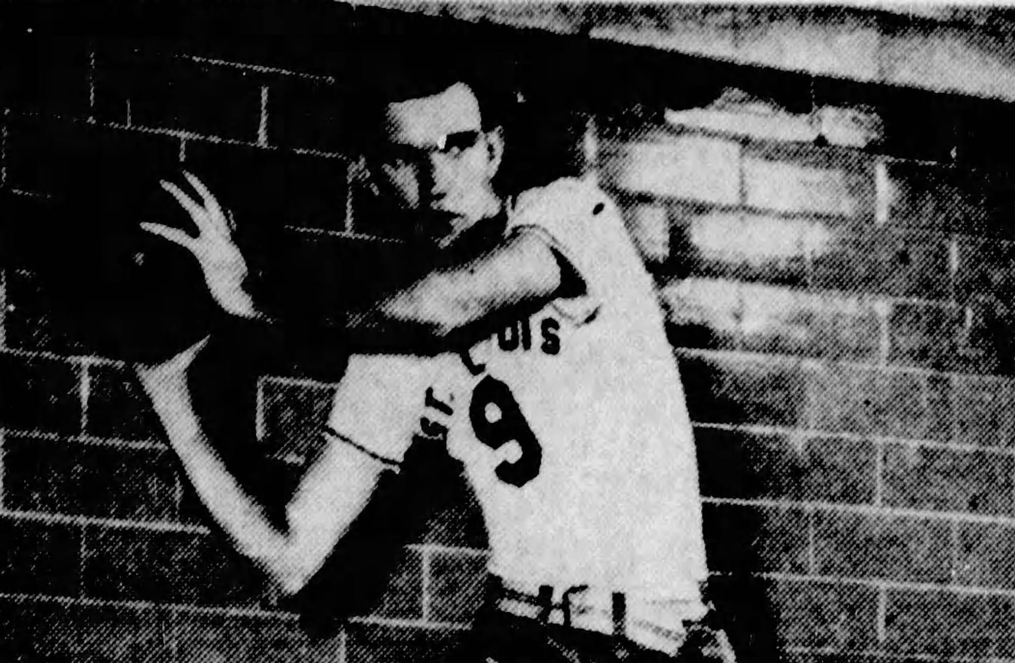 Ed Macauley sous le maillot des St.Louis Bombers en 1950. source : The Post Standard