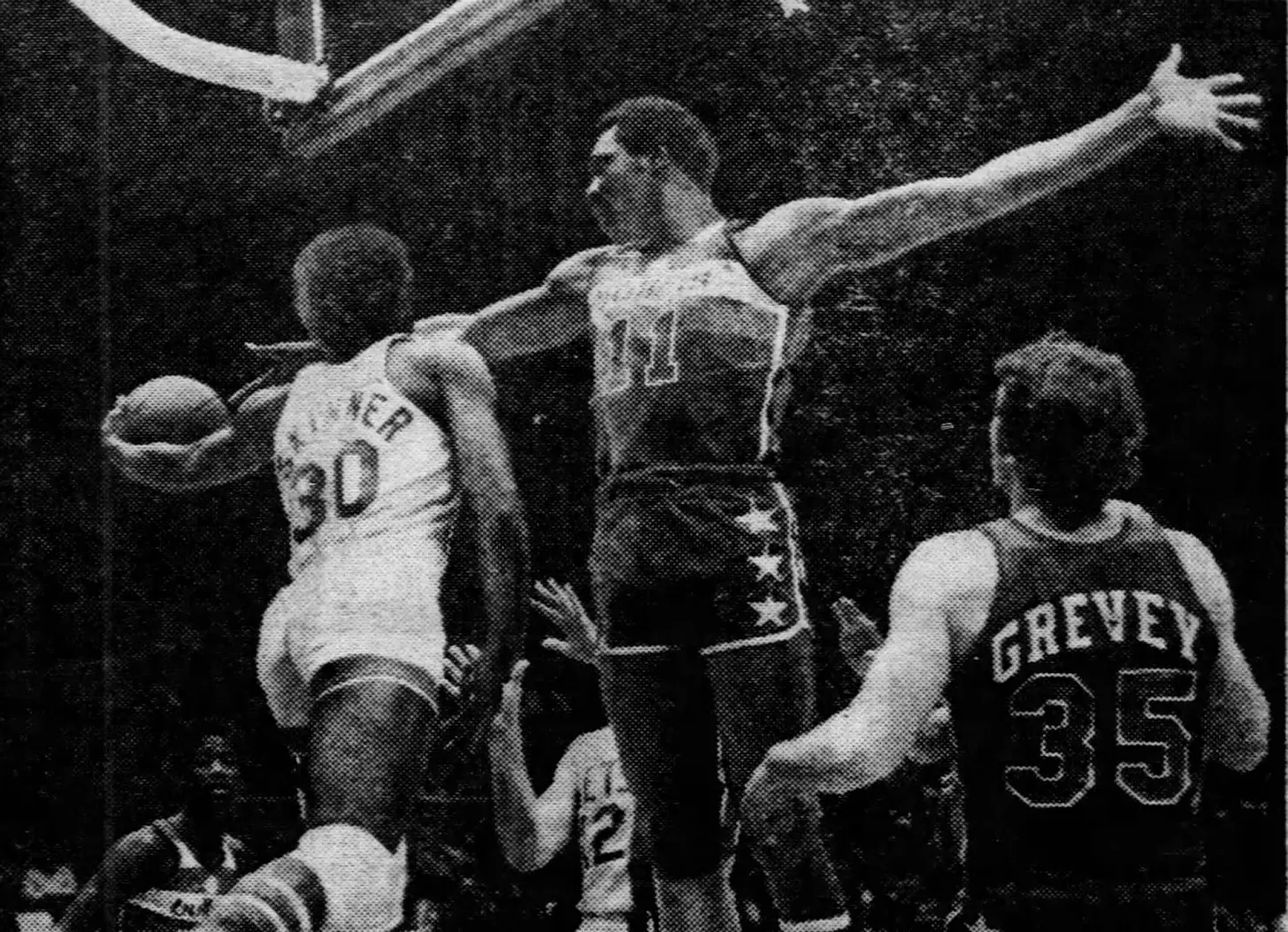 Elvin Hayes en défense sous le regard de son partenaire Kevin Grevey
