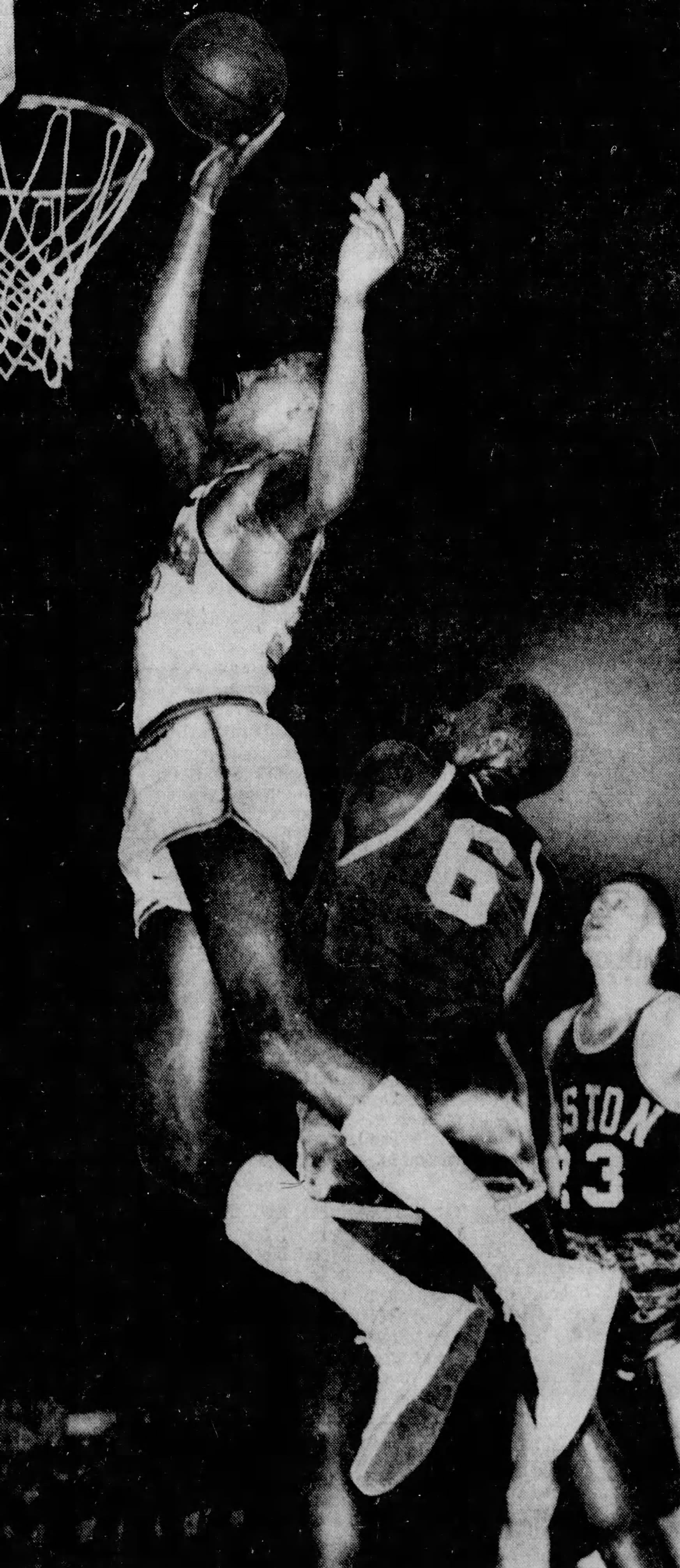 Wilt Chamberlain provoque la faute et marque son lancer franc dans la foulée, mais c'est encore une fois Bill Russell qui part avec la victoire. source : San Francisco Chronicle