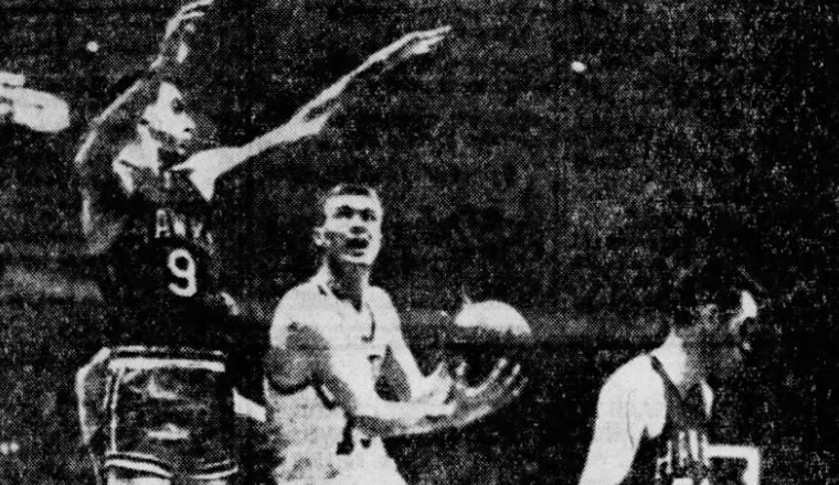 Tom Heinsohn (26 points et 11 rebonds) fonce vers le cercle défendu par le meilleur joueur du match, Bob Pettit auteur de 37 points.