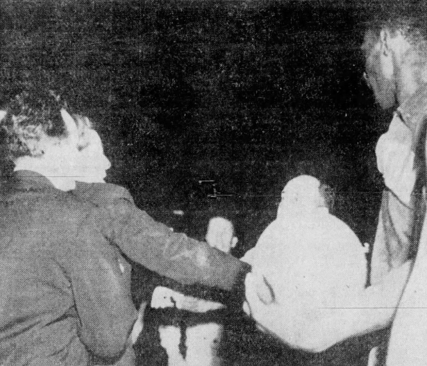 Après ce Game 4, l’altercation entre Auerbach (à droite derrière le ballon) et Kerner (à gauche) reste dans les mémoires et illustre encore la bataille entre Hawks et Celtics.