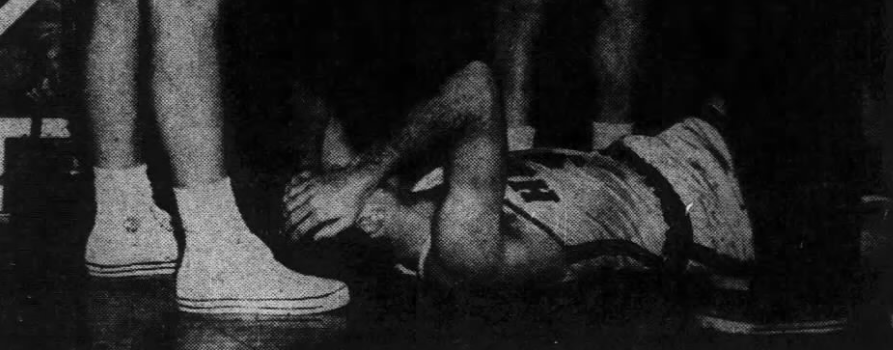 Bob Pettit sonné après avoir percuté le montant du panier.