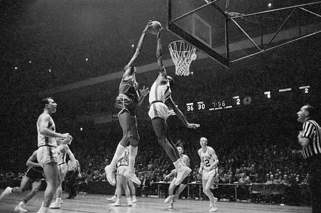 Duel en haute altitude entre Johnny Green et Wilt Chamberlain. © Getty Images