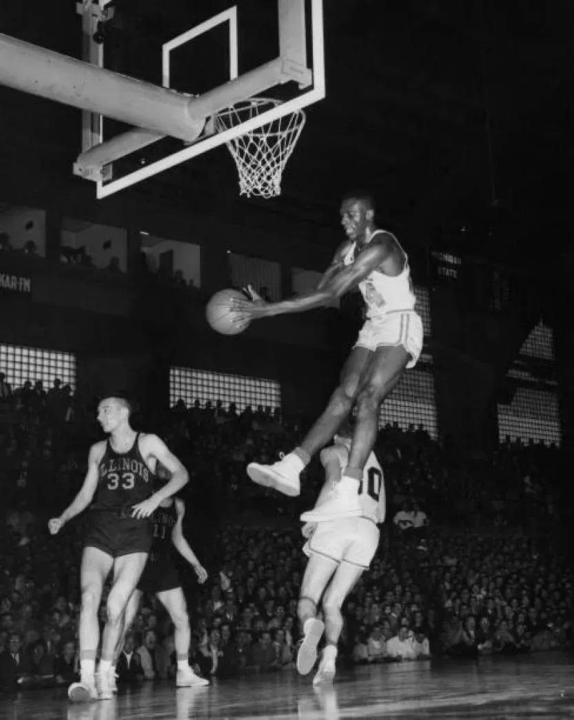 Johnny Green au rebond, fait démonstration de sa légendaire détente. © FPG/Archive Photos/Getty Images