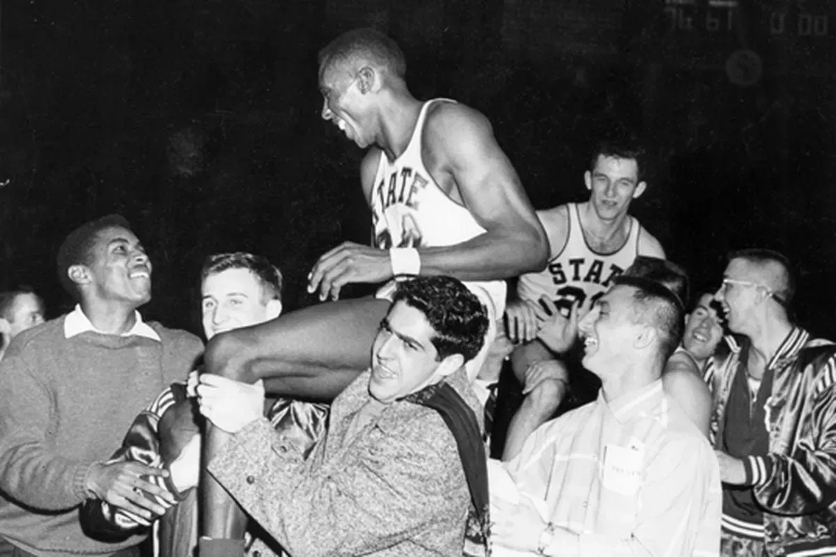 Johnny Green porté par les fans des Spartans. © 1957 Wolverine Yearbook