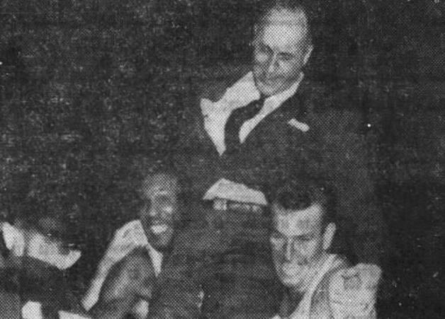 Jim Loscutoff et Bill Russell portent Red Auerbach, tous heureux de rejoindre les finales NBA.