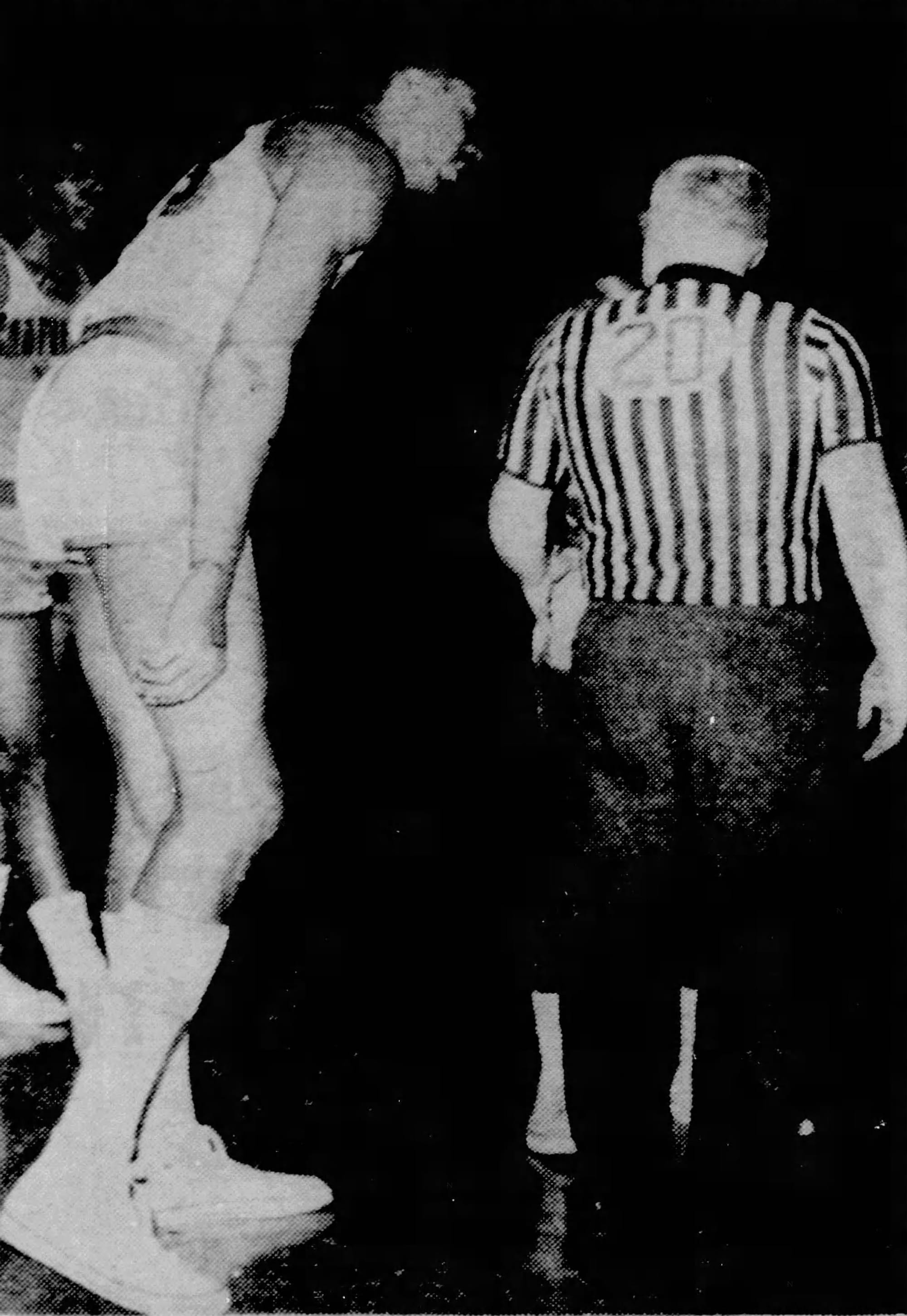 Wilt Chamberlain lors d'une de ses célèbres complaintes envers le corps arbitral. Sauf que cette fois, c'est l'expulsion pour le joueur des Warriors. source : Newsday Suffolk Edition