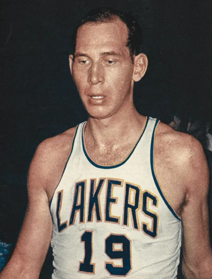 Vern Mikkelsen, rugueux et besogneux ailier des Minneapolis Lakers. © SPORT Magazine