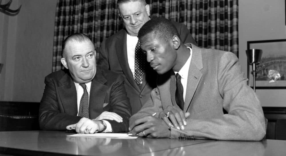 Les copropriétaires des Celtics avec Walter Brown à gauche et Lou Pieri au centre, lors de la signature de Bill Russell en décembre 1956.