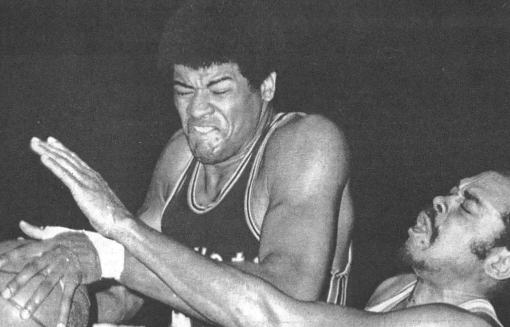 Wes Unseld à la bataille au rebond