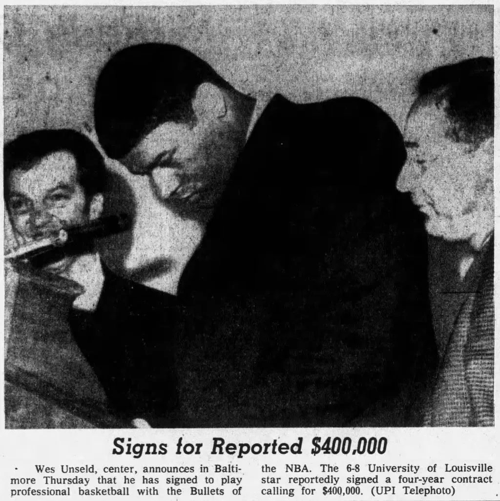 Wes Unseld qui signe son contrat