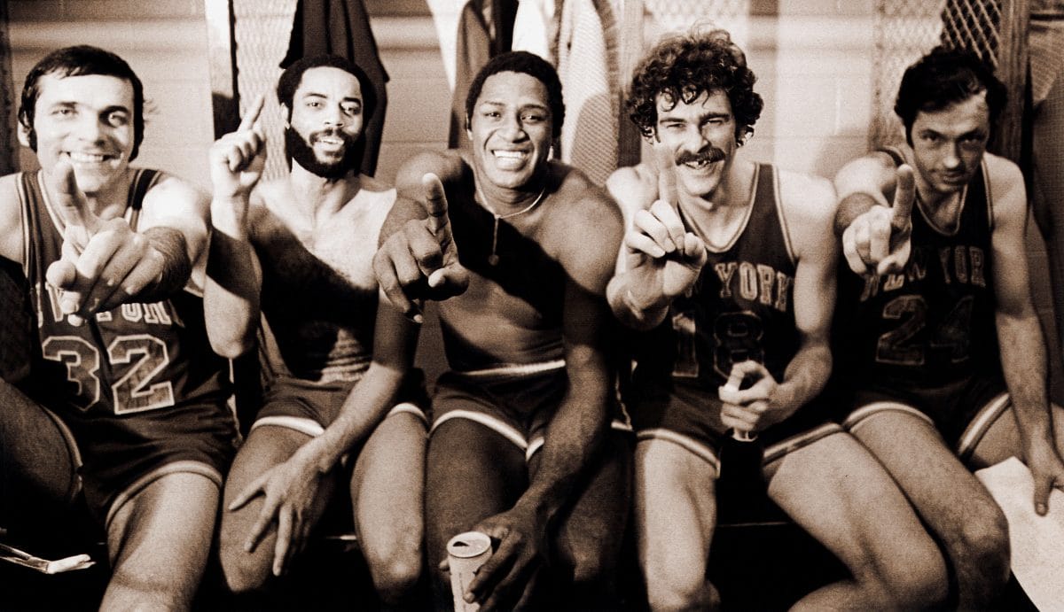 Jerry Lucas, Walt Frazier, Willis Reed, Phil Jackson et Bill Bradley après le titre de 1973. 
