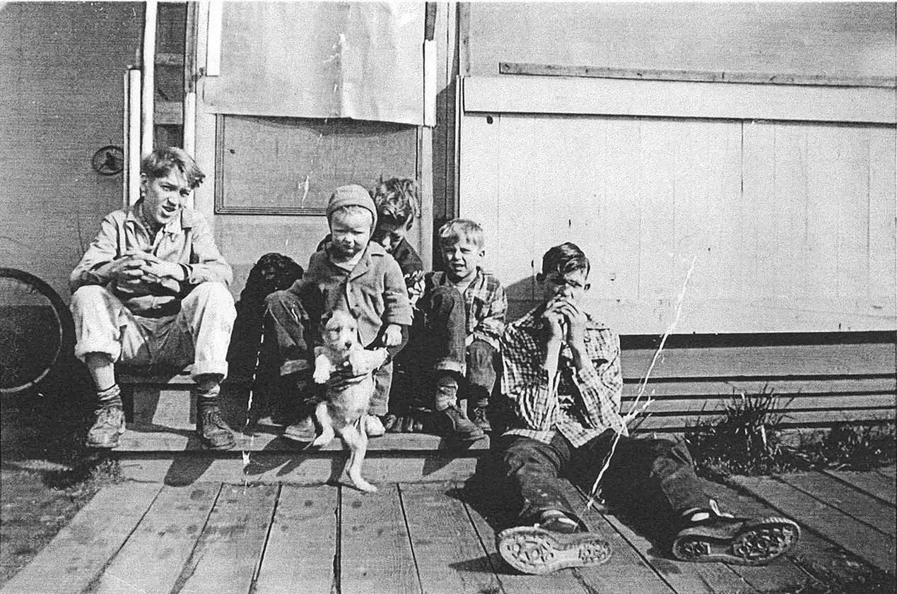 Swede Halbrook adolescent (à droite de l'image), un jeune garçon au dimension d'adulte.