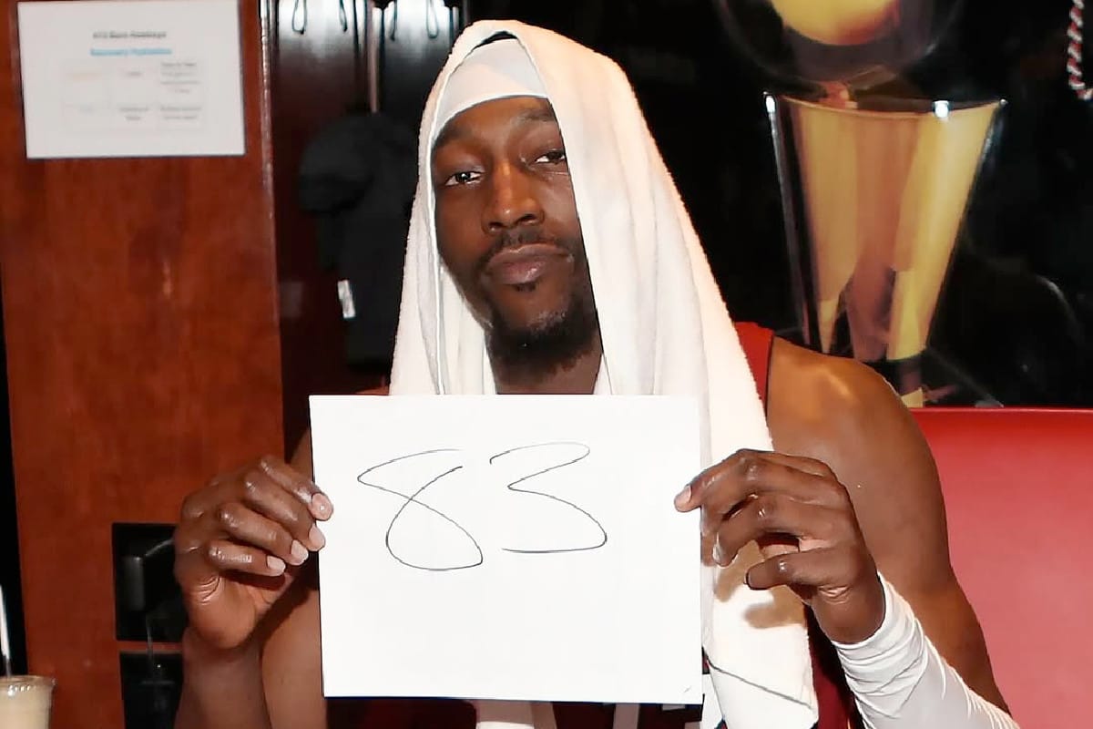Bam Adebayo qui pose avec son record inscrit au stylo sur une feuille. Un geste hommage qui commence à manquer d'originalité. 