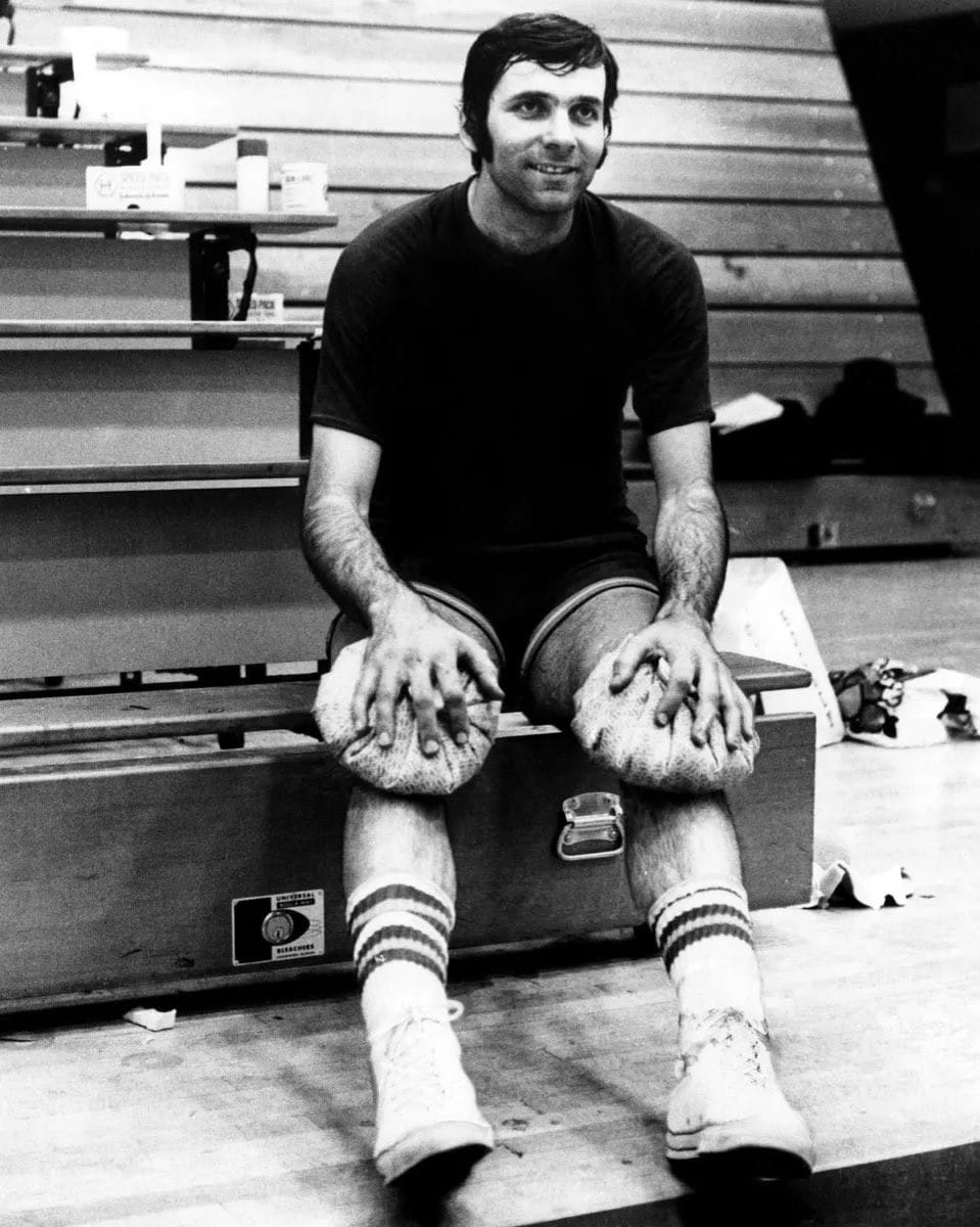 Jerry Lucas en train de soulager ses genoux douloureux avec d'énormes poches de glace. 